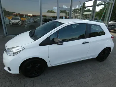 Gebraucht Toyota Yaris Cool 69 PS (50 kW) 2012 Weiß Kleinwagen
