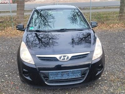 Gebraucht Hyundai i20 77 PS (56 kW) 2012 Schwarz Kleinwagen