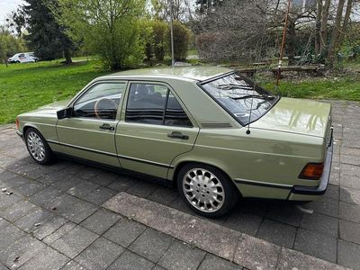 Usata Mercedes 190 90 CV (66 kW) 1983 Verde Berlina