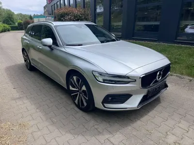 Używany Volvo V60 150 KM (110 kW) 2020 Srebrny Kombi