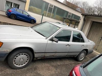 Usata Mercedes E230 132 CV (97 kW) 1986 Argento Berlina