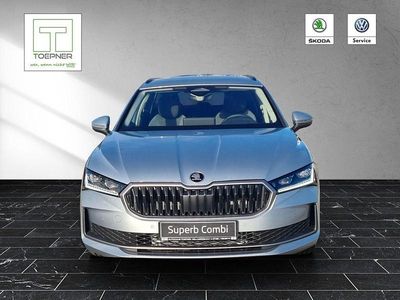 Neu Skoda Superb Selection 193 PS (141 kW) 2025 Aluminium silber metallic Kombi