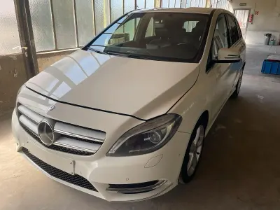 Gebraucht Mercedes B180 109 PS (80 kW) 2012 Weiß Kleinwagen