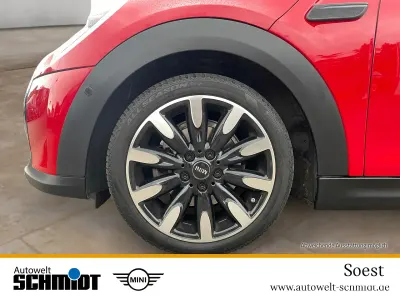 Gebraucht Mini Cooper Classic 136 PS (100 kW) 2021 (rot)  chili red uni Kleinwagen