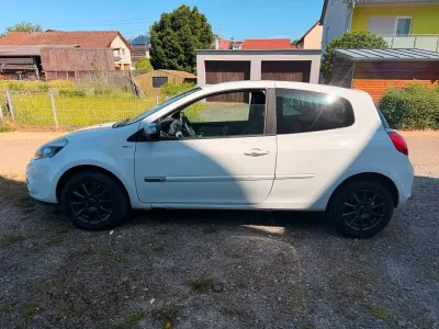 Gebraucht Renault Clio II Night&Day 75 PS (55 kW) 2011 Weiß Limousine