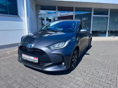 Gebraucht Toyota Yaris Hybrid Team 92 PS (67 kW) 2023 Grau Limousine