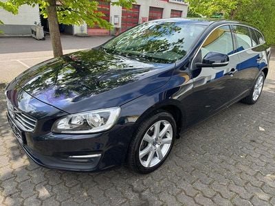 Second-hand Volvo V60 Momentum 152 CP (111 kW) 2018 Albastru Break