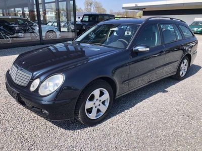 Gebraucht Mercedes E220 Classic 150 PS (110 kW) 2004 Smaragdschwarz  metalliclack Kombi