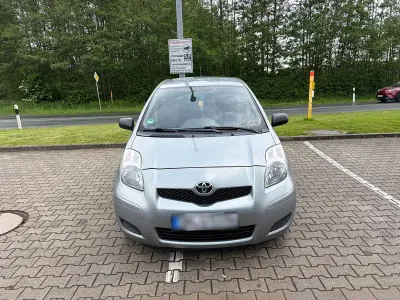 Gebraucht Toyota Yaris 90 PS (66 kW) 2010 Silber Kleinwagen