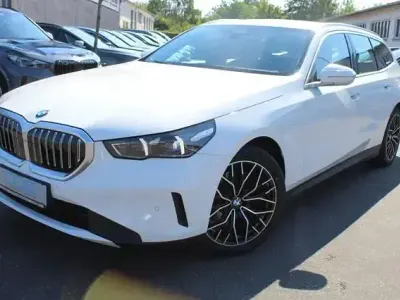 Gebraucht BMW 520 Sport Line 197 PS (144 kW) 2024 Alpinweiss iii Kombi