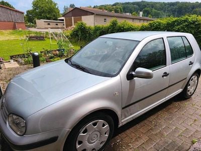 Grau Gebraucht 2001 VW Golf IV Kleinwagen | 1.700 € (Fairer Preis)