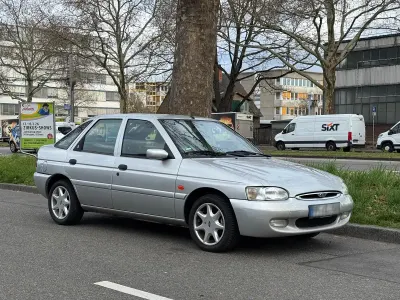 Używany Ford Escort Ghia 90 KM (66 kW) 1998 Srebrny Sedan/Limuzyna