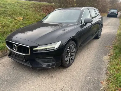 Gebraucht Volvo V60 Momentum 150 PS (110 kW) 2020 Onyx black / metallic Kombi