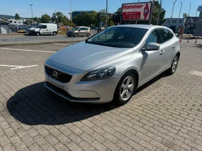 Gebraucht Volvo V40 Momentum 120 PS (88 kW) 2016 Silber Limousine