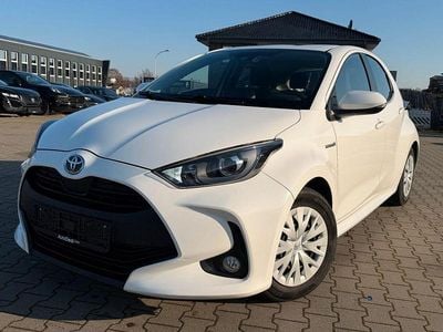 Weiß Gebraucht 2022 Toyota Yaris Hybrid Limousine | 15.708 € (Fairer Preis)