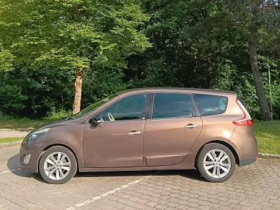 Gebraucht Renault Grand Scénic III Luxe 131 PS (96 kW) 2011 Braun Van / Kleinbus