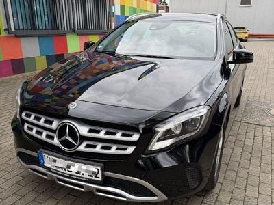 Second-hand Mercedes GLA180 122 CP (89 kW) 2019 Negru SUV