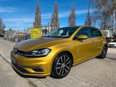 Gebraucht VW Golf VII Highline 125 PS (91 kW) 2017 Kurkumagelb metallic Limousine