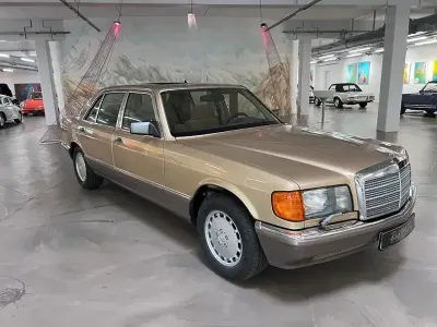 Brugt Mercedes 560 205 HK (150 kW) 1987 Guld Sedan