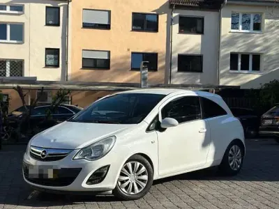 Używany Opel Corsa Edition 87 KM (63 kW) 2011 Biały Hatchback