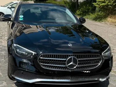 Gebraucht Mercedes E220 200 PS (147 kW) 2022 Schwarz Limousine