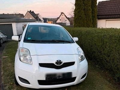 Usata Toyota Yaris 101 CV (74 kW) 2009 Bianco Utilitaria