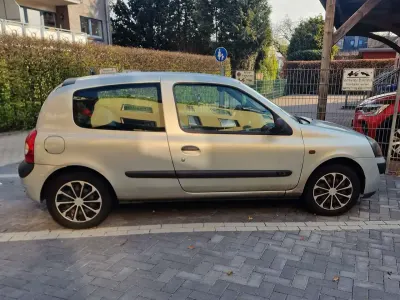 Używany Renault Clio II Authentique 58 KM (42 kW) 2002 Szary Sedan/Limuzyna