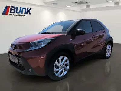 Gebraucht Toyota Aygo X Design 72 PS (52 kW) 2022 Chili red (3u4)/ black mica (209) SUV