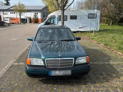 Gebraucht Mercedes 220 95 PS (69 kW) 1995 Grün Limousine