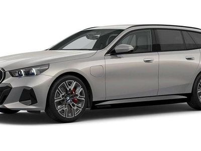 Nuova BMW 550e M Sport 489 CV (359 kW) 2026 Grigio Station wagon