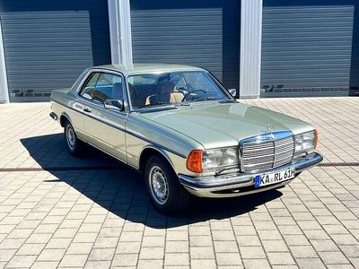 Second-hand Mercedes 280 185 CP (136 kW) 1982 Verde
