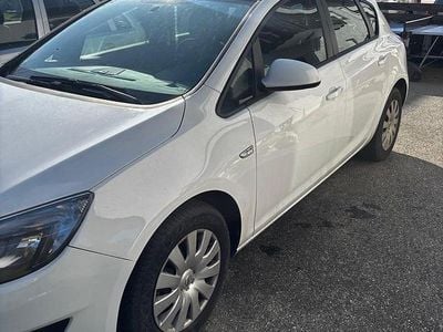Second-hand Opel Astra 101 CP (74 kW) 2014 Alb Berlinǎ