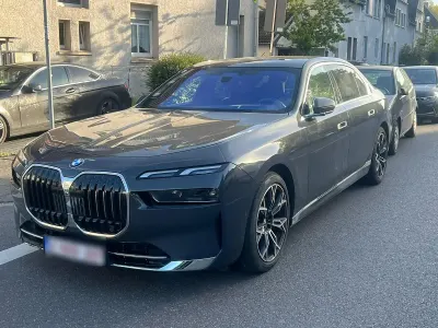 Gebraucht BMW 740 300 PS (220 kW) 2023 Grau Limousine