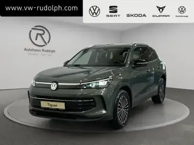 Neu VW Tiguan 150 PS (110 kW) 2026 Cipressinogrün metallic SUV