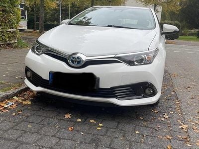 Weiß Gebraucht 2016 Toyota Auris Hybrid Edition-S Limousine | 13.650 € (Etwas zu teuer)