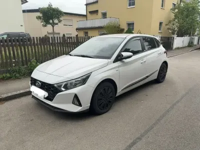 Gebraucht Hyundai i20 Select 101 PS (74 kW) 2021 Weiß Kleinwagen