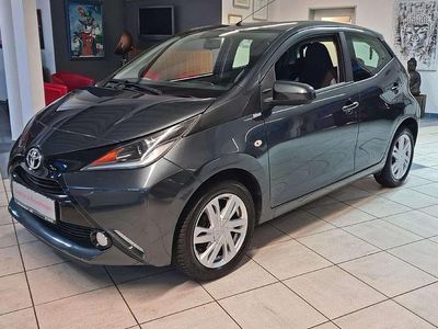 Rauchgrau Gebraucht 2014 Toyota Aygo X-play Kleinwagen | 8.450 € (Fairer Preis)