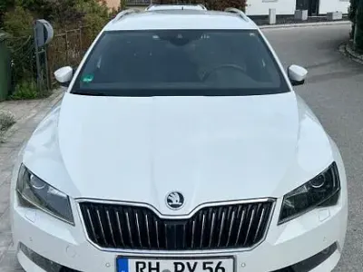 Gebraucht Skoda Superb LAURIN & KLEMENT 179 PS (131 kW) 2018 Weiß Kombi
