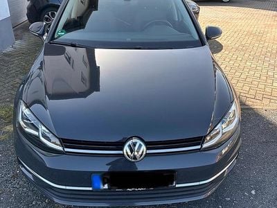 Gebraucht VW Golf VII Highline 150 PS (110 kW) 2019 Grau Limousine