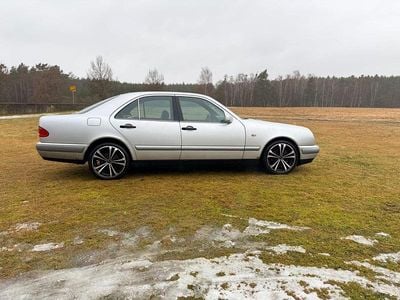 Usata Mercedes E200 Elegance 136 CV (100 kW) 1998 Argento Berlina