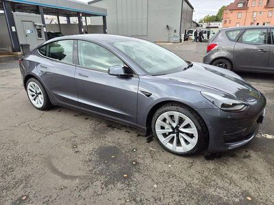 Grau Gebraucht 2022 Tesla Model 3 Long Range AWD Limousine | 31.490 € (Fairer Preis)