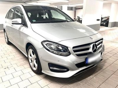 Gebraucht Mercedes B180 Edition 122 PS (89 kW) 2015 Silber Van / Kleinbus