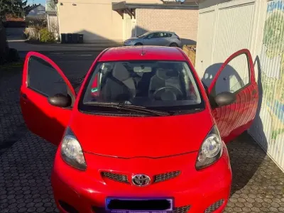 Gebraucht Toyota Aygo 68 PS (50 kW) 2011 Rot Kleinwagen