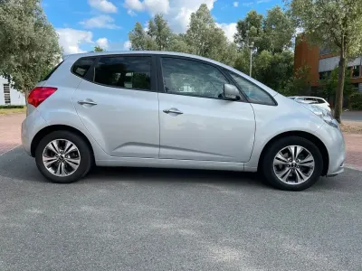 Gebraucht Kia Venga DREAM-TEAM Edition 125 PS (91 kW) 2015 Silber Kleinwagen