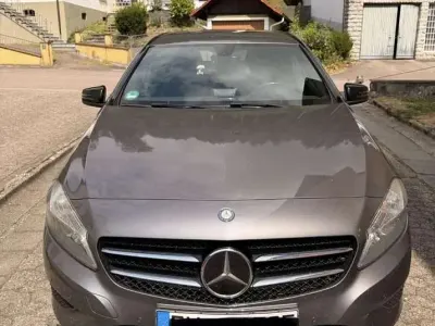 Gebraucht Mercedes A180 122 PS (89 kW) 2014 Grau Kleinwagen