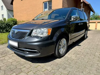 Second-hand Lancia Voyager 163 CP (119 kW) 2012 Negru Monovolum