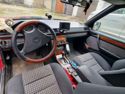 Gebraucht Mercedes E220 150 PS (110 kW) 1995 Rot Kombi
