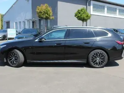 Gebraucht BMW 520 Sport Line 197 PS (144 kW) 2025 Black sapphire metallic Kombi