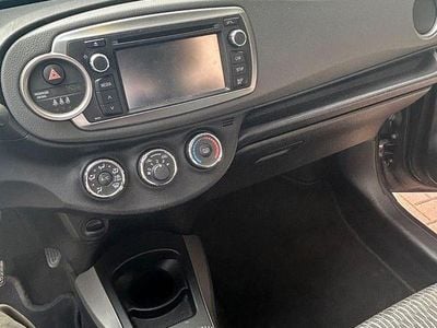 Gebraucht Toyota Yaris 69 PS (50 kW) 2014 Grau Kleinwagen