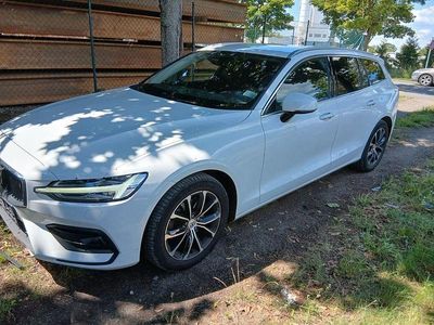 Weiß Gebraucht 2021 Volvo V60 Momentum Kombi | 15.999 € (Superpreis)